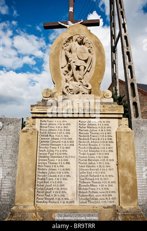 Lingua tedesca WW1 memoral in villaggio Smicz - Schmitsch, moderno Prudnik, Polonia, ex Oberschlessien tedesco (alta Slesia) Foto Stock