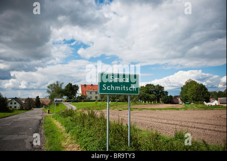 Bilingual polacco - città tedesca a segno da Smicz - Schmitsch, ex Oberschlessien tedesco (alta Slesia), Prudnik moderno, Polonia Foto Stock