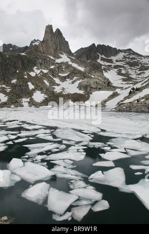 Agulles D'Amitges montagna lago ghiaccio fondente cirque sulla traversa via inizio estate Sant Maurici Parco Nazionale Pirenei Spagna Foto Stock