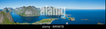 Vista panoramica dal vertice di Reinebring su Reine e delle isole circostanti, isole Lofoten in Norvegia Foto Stock