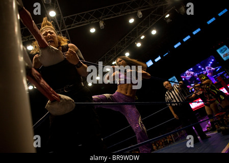 Lottatori femmina eseguire ad una Lucha Libre evento in Arena Messico Città del Messico Foto Stock