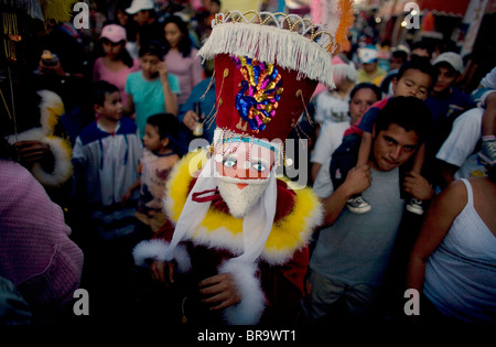 Un ballerino Chinelo esegue durante i festeggiamenti del carnevale in Tlayacapan Messico Foto Stock