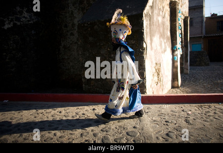 Un ballerino Chinelo esegue durante i festeggiamenti del carnevale in Tlayacapan Messico Foto Stock