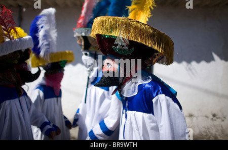 Un ballerino Chinelo esegue durante i festeggiamenti del carnevale in Tlayacapan Messico Foto Stock