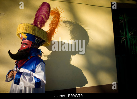 Un ballerino Chinelo esegue durante i festeggiamenti del carnevale in Tlayacapan Messico Foto Stock