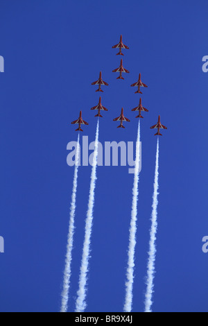 Il Royal Air Force Aerobatic Team, le frecce rosse, visualizzazione a Eastbourne, East Sussex, Inghilterra. Foto Stock