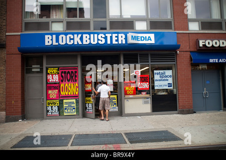 La chiusura del negozio segni pubblicato nella finestra di un blockbuster di media store in New York quartiere di Chelsea Foto Stock