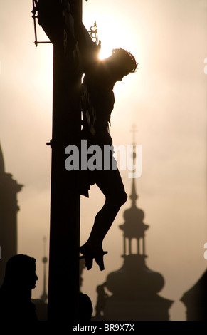 Praga - croce da H. Hilger 1629 sul Ponte Carlo da sunrise - silhouette Foto Stock