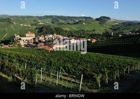 Il Barolo. L'Italia. La piccola città di Barolo incastonato tra i vigneti delle Langhe Regione Piemonte. Foto Stock