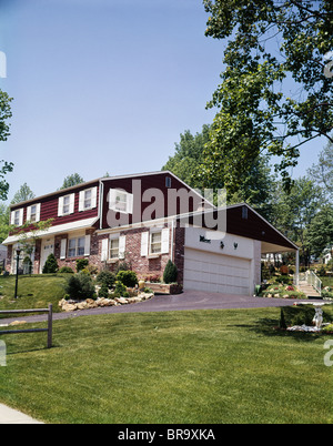 Anni Settanta a due piani casa suburbana vialetto GARAGE cortile paesaggistico Foto Stock