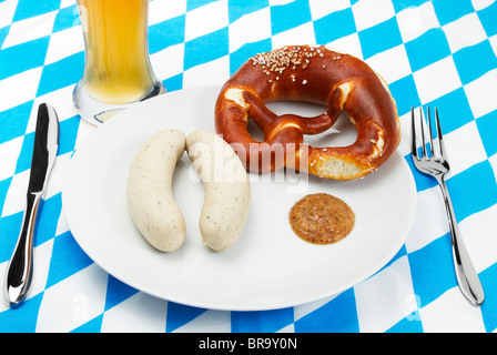 Bavarese di salsiccia di vitello setup con birra e blu sullo sfondo bianco Foto Stock