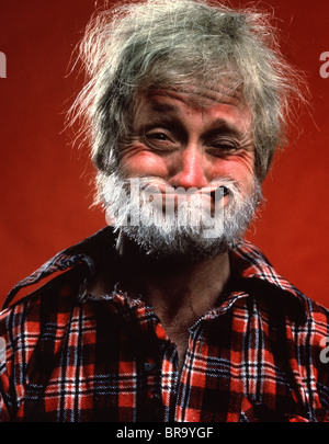 Ritratto di carattere uomo HILLBILLY capelli grigi barba di flanella tubo camicia funny divertente espressione facciale Foto Stock