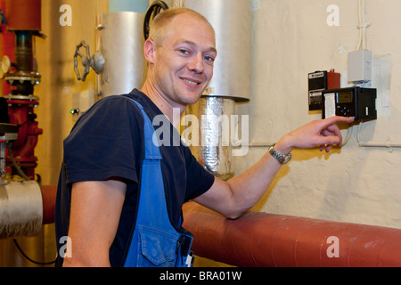 Riscaldamento e tecnico sanitario la programmazione della centralina di riscaldamento Foto Stock