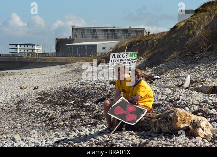 Dimostrazione sulla spiaggia a Hinkley Point centrale nucleare contro i piani per una terza stazione di potenza sett 2010 Foto Stock