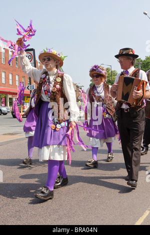 Membri della casa della pompa intasare Morris eseguendo a nord ovest di danza di stile a St Albans Festival 2010 Foto Stock