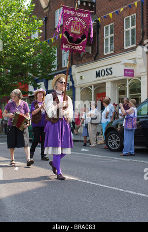 Membri della casa della pompa intasare Morris eseguendo a nord ovest di danza di stile a St Albans Festival 2010 Foto Stock