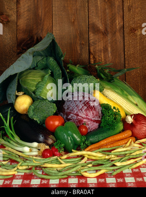 Visualizzazione delle verdure fresche dal giardino sul rosso tovaglia a scacchi Foto Stock