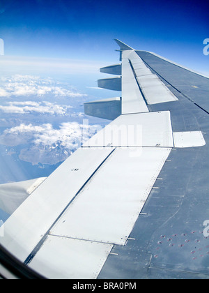 Ala di un A320 Airbus jetliner con un 112 piedi apertura alare vedere qui sopra l'Atlantico, la Groenlandia e il Canada Foto Stock