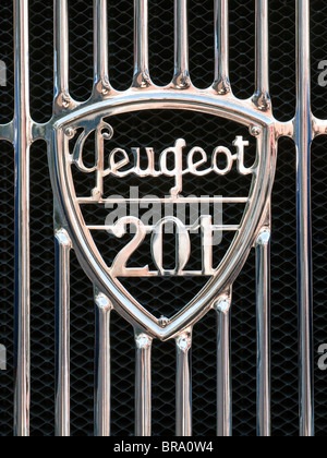 Griglia del radiatore e il badge di 1929-1937 francese della Peugeot 201 auto berlina. Foto Stock