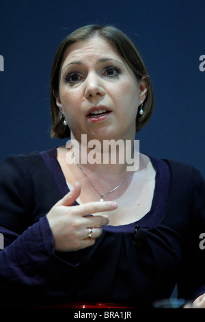 SARAH TEATHER MP IL MINISTRO DI STATO PER I BAMBINI IL 21 SETTEMBRE 2010 LA AAC LIVERPOOL ENGLAND Foto Stock