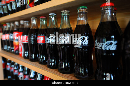 Vecchie bottiglie di Coca Cola o di coke Foto Stock