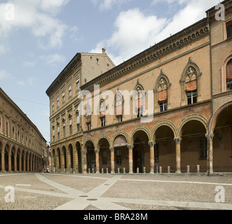 Bologna, Italia. Piazza Santo Stefano, tipica della città di Bologna pianificazione - colonnato e portici Foto Stock