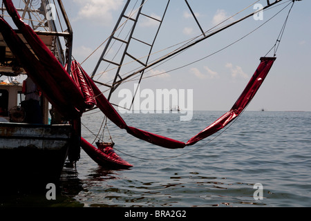 Barche da pesca attrezzate con skimmers in Barratarria Bay in Louisiana schiumare l'olio dalla British Petroleum Deepwater-Horizon olio Foto Stock