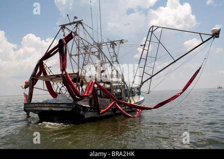 Barche da pesca attrezzate con skimmers in Barratarria Bay in Louisiana schiumare l'olio dalla British Petroleum Deepwater-Horizon olio Foto Stock