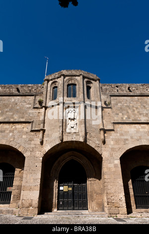 Vista parziale della parete outter dal Palazzo del Gran Maestro dei Cavalieri di Rodi in città di Rodi Foto Stock