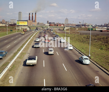 1960 anni sessanta vetture di traffico su autostrada BOSTON MA BILLBOARD retrò Foto Stock