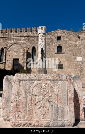 Vista parziale della parete outter dal Palazzo del Gran Maestro dei Cavalieri di Rodi in città di Rodi Foto Stock