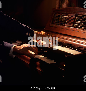 Anni Settanta le mani la riproduzione di un organo WURLITZER TASTIERA Foto Stock