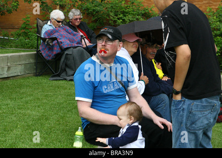L'uomo con il suo bambino il succhietto nella bocca Foto Stock