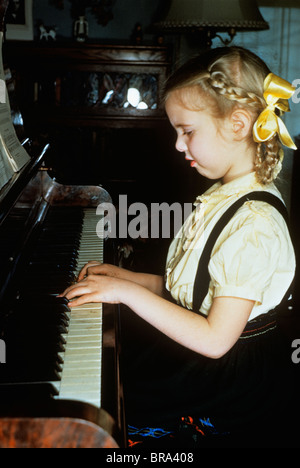 Anni Cinquanta bambina la riproduzione di mettere in pratica il piano 1951 Foto Stock