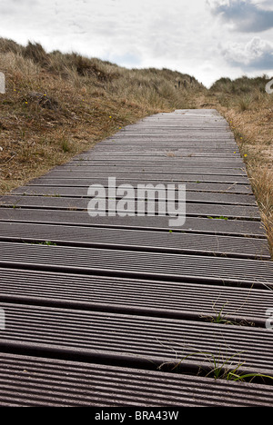 Blakeny punta una duna di sabbia protetta sulla costa Norfolk dove esistono pratiche di conservazione per contribuire a preservare la sua esistenza percorso in legno per fermare l'erosione Foto Stock