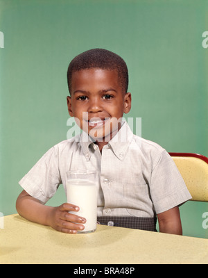 1970 anni settanta retrò BOY bere latte DAIRY SORRISO Foto Stock