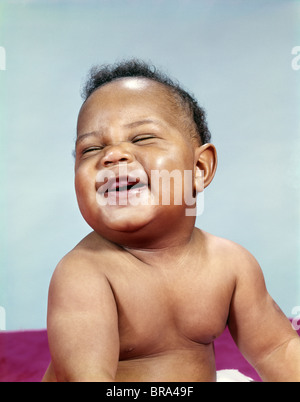 Anni sessanta AFRICAN-AMERICAN BABY BOY ritratto di ridere sorridente faccia felice Foto Stock