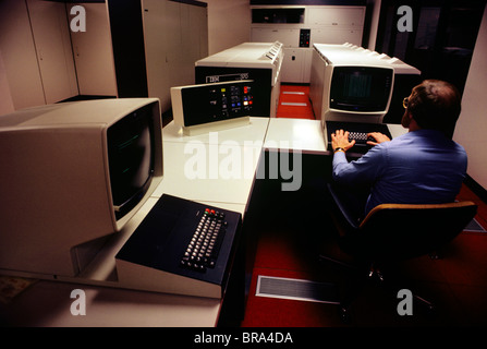 L'uomo tramite il computer Foto Stock