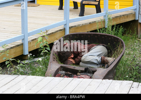 Ragazza dorme in un rimorchiatore benna Foto Stock