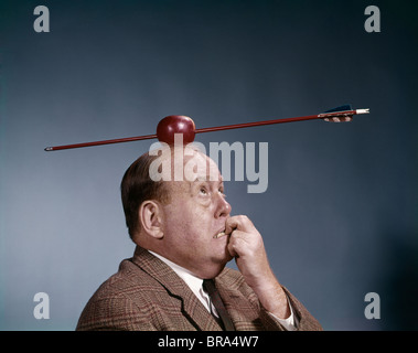 Anni sessanta ansiosi business man mordere le unghie delle dita FRECCIA SHOT tramite Apple testa superiore Guglielmo Tell retrò di simbolo Foto Stock