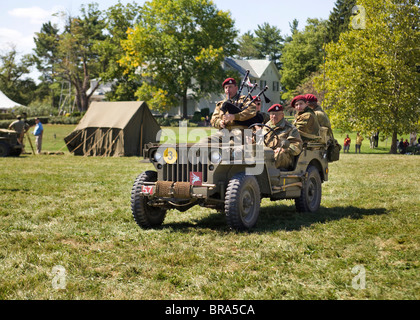 Durante la Seconda guerra mondiale era Jeep dell esercito di soldati di trasporto Foto Stock