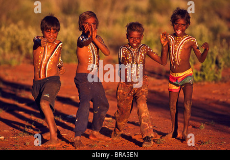 Giovani ragazzi di Anangu dipinte con disegni totemiche, Sud Australia Foto Stock