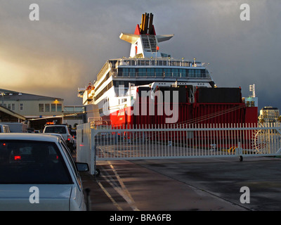 Automobili in fila al molo della stazione di Melbourne a bordo del trans Bass Strait ferry "acquavite di Tasmania' Foto Stock