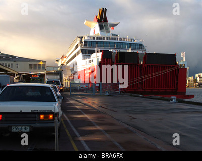 Automobili in fila al molo della stazione di Melbourne a bordo del trans Bass Strait ferry "acquavite di Tasmania' Foto Stock