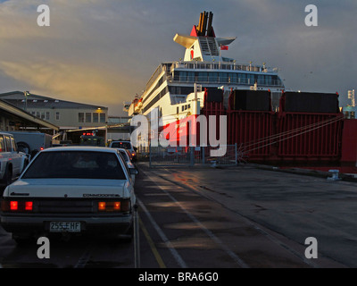 Automobili in fila al molo della stazione di Melbourne a bordo del trans Bass Strait ferry "acquavite di Tasmania' Foto Stock