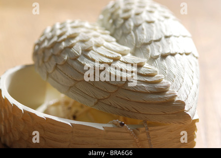 Scatola con ali d'angelo Foto Stock