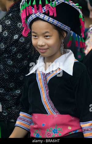 Lao P.D.R., Laos, Luang Prabang, giovane ragazza indossando vestiti tradizionali in un corteo durante l'acqua gettando festival Foto Stock