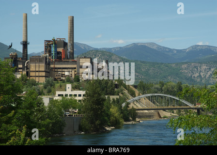 BC: Sentiero, Columbia River Basin, Teck Cominco impianto di fusione sul Columbia River Foto Stock