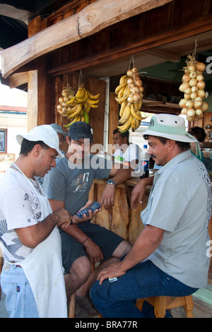 Server e i clienti a un cafe' all'aperto in Quepos in Costa Rica. Foto Stock