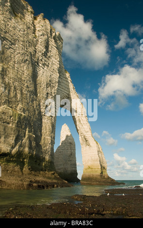 L'Aiguille (ago) attraverso porte d'Aval arch, Etretat, Normandia Francia Foto Stock